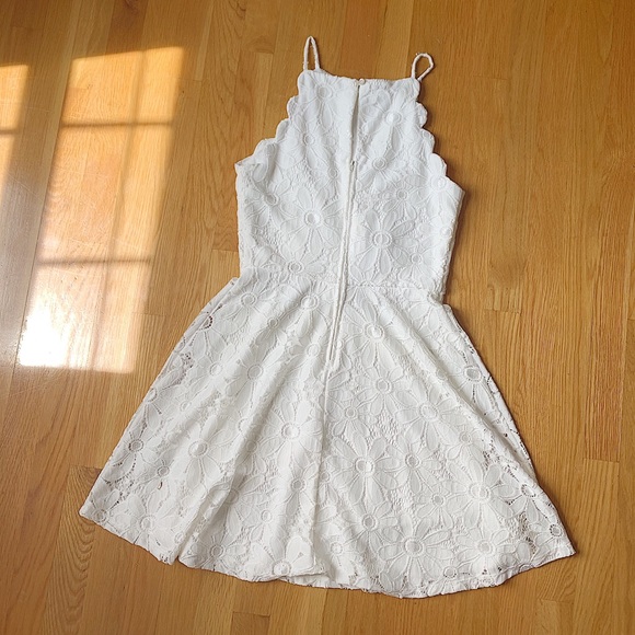 White Scalloped Daisy Dress - Picture 2 of 3